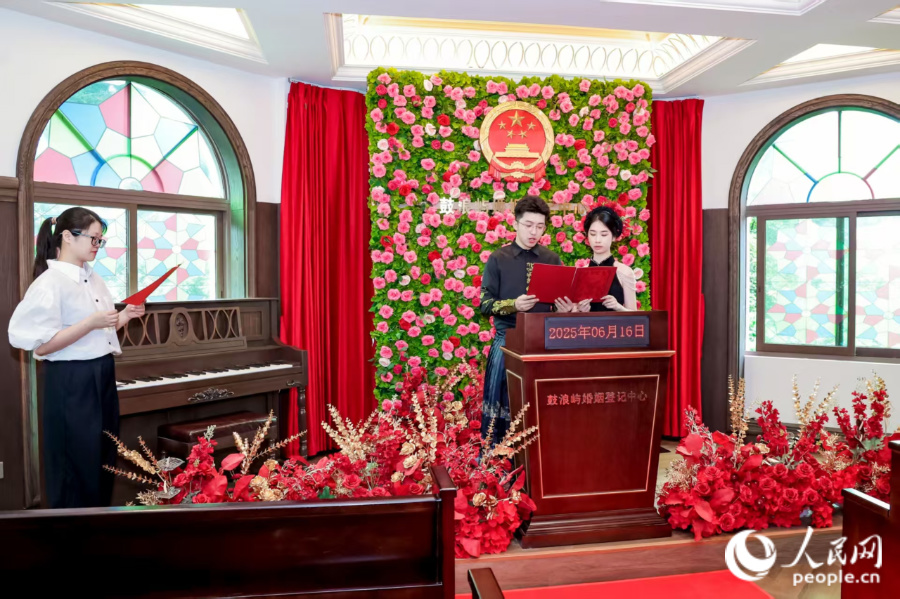 首對新人宣讀結(jié)婚誓詞。人民網(wǎng)記者 陳博攝