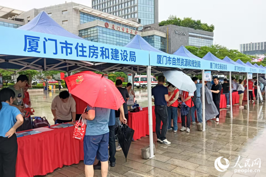 雖然大雨滂沱，但46家參與單位的工作人員依然熱情滿滿，為前來(lái)咨詢的市民群眾耐心解答問(wèn)題。人民網(wǎng)記者 陳博攝