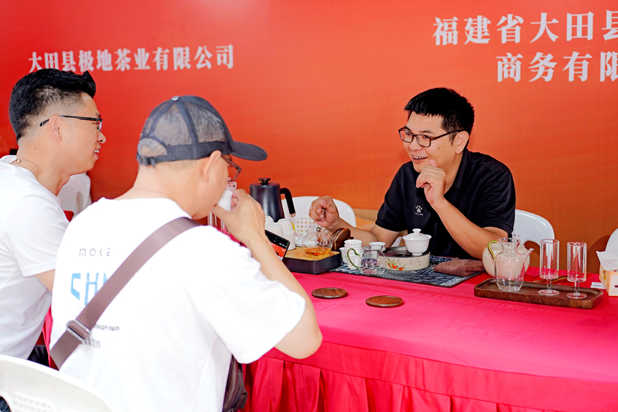 現(xiàn)場沖泡的大田美人茶吸引許多茶客駐足品茗。主辦方供圖