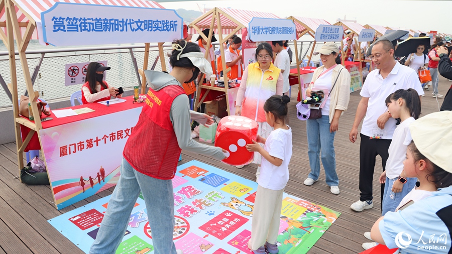市民游客參與文明趣味互動(dòng)游戲。人民網(wǎng)記者 陳博攝