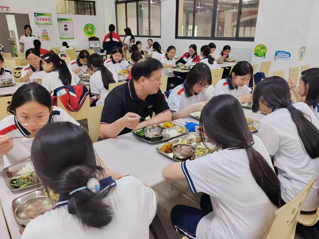 學(xué)生餐桌上的菜品更加新鮮多樣。安溪縣委宣傳部供圖