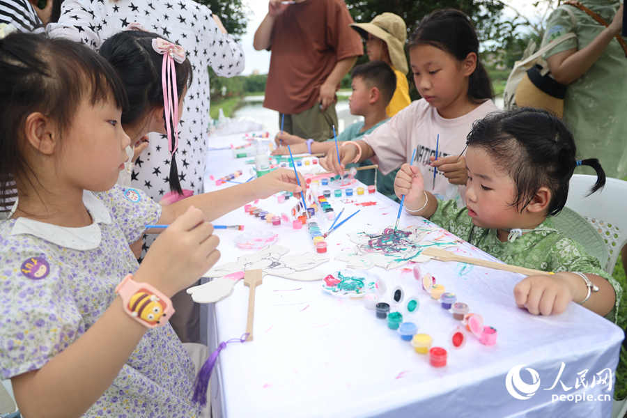 孩子們?cè)谏徬闵让嫔侠L畫。人民網(wǎng)記者 陳博攝