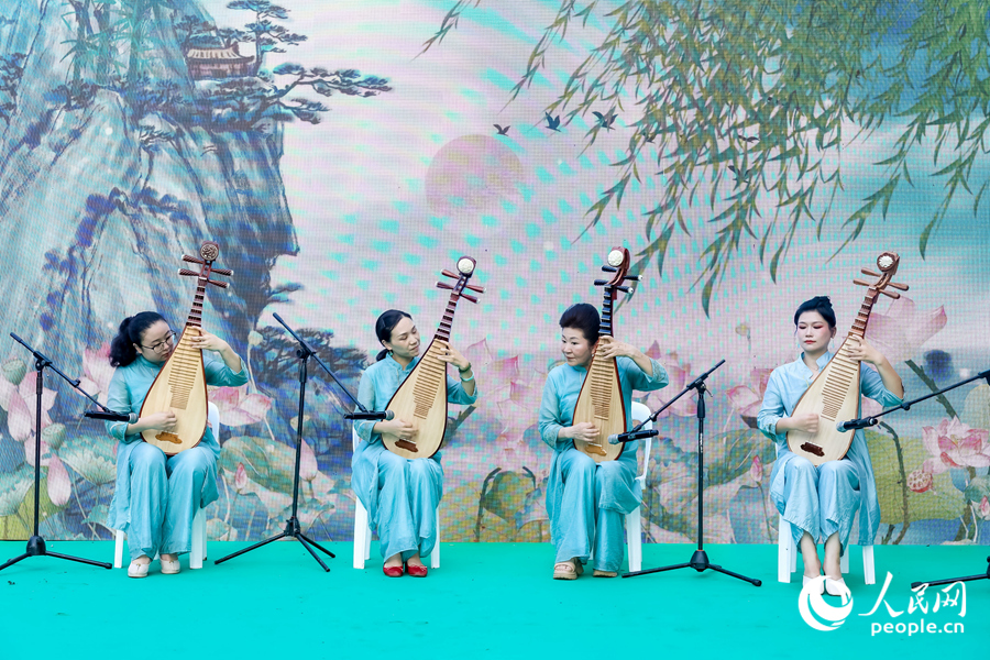 活動(dòng)現(xiàn)場(chǎng)的民樂演奏。人民網(wǎng)記者 陳博攝