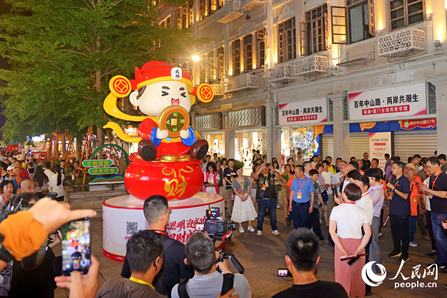 市民游客與NFC互動(dòng)創(chuàng)意裝置打卡。人民網(wǎng)記者 陳博攝