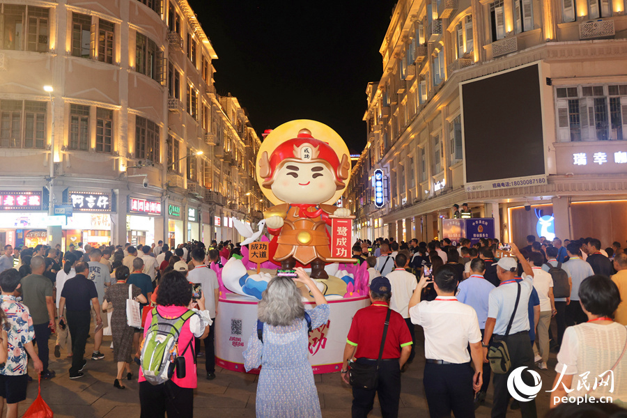 市民游客拍照留念。人民網(wǎng)記者 陳博攝