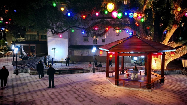 夜色下，市民在公園中散步休憩