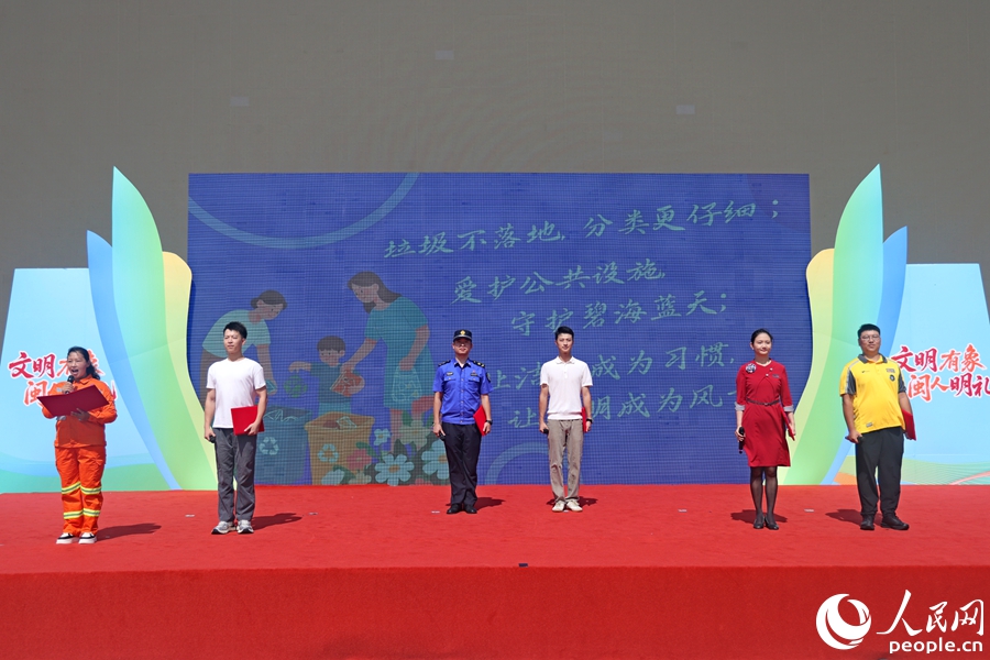 各行各業(yè)代表倡議“共筑鷺島城市文明”。人民網(wǎng)記者 陳博攝