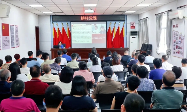 林丹為在場黨員們上黨課
