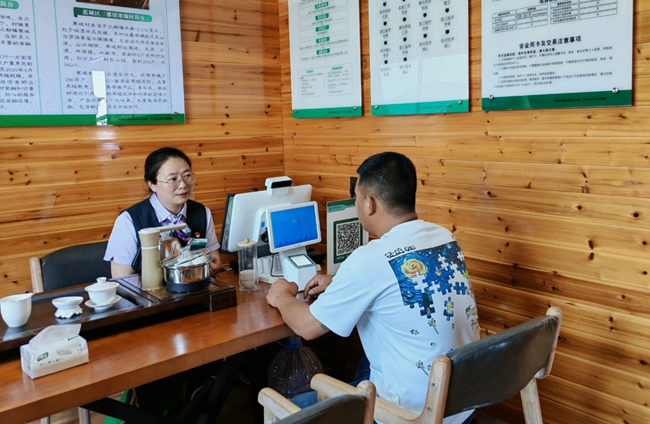 農(nóng)行工作人員在惠農(nóng)服務旗艦店受理業(yè)務
