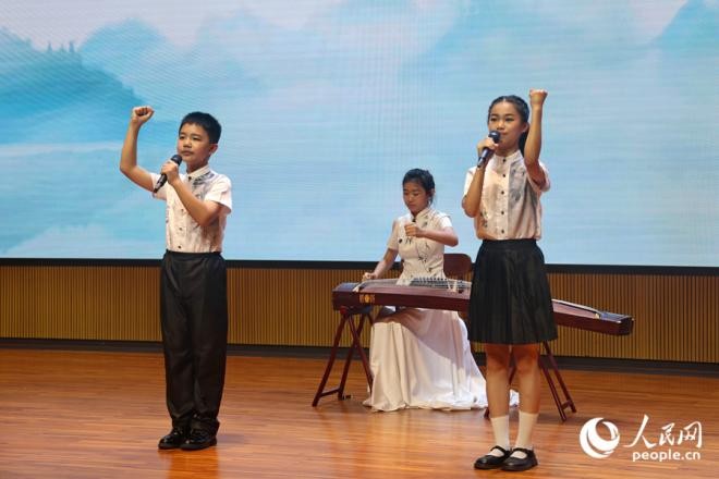 古箏彈奏、詩(shī)朗誦《鷺島新貌》。人民網(wǎng)記者 陳博攝