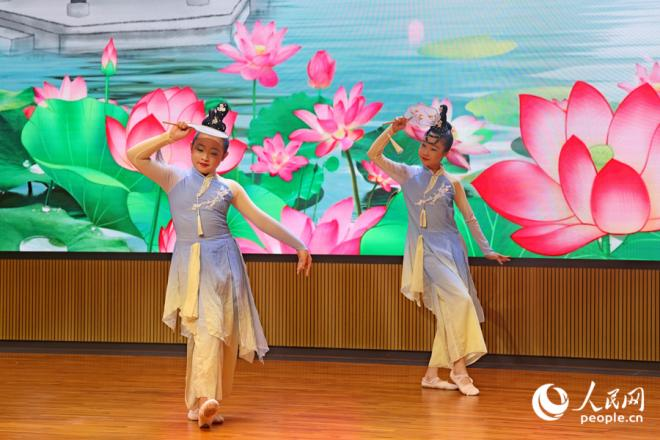 古典雙人舞《淡妝濃抹總相宜》。人民網(wǎng)記者 陳博攝