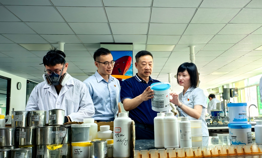 建設(shè)銀行泉州分行工作人員走訪國家級專精特新重點“小巨人”企業(yè)──信和新材料，了解企業(yè)最新科研產(chǎn)品。建行福建省分行供圖