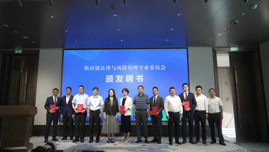 為專委會(huì)12位委員頒發(fā)聘書。廈門市海絲法務(wù)辦供圖