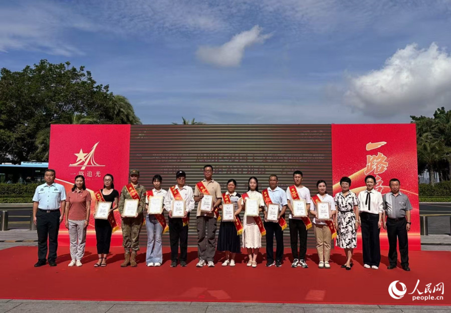 現(xiàn)場還為首批“一路追光宣講員”頒發(fā)聘書。人民網(wǎng)記者 張萌攝