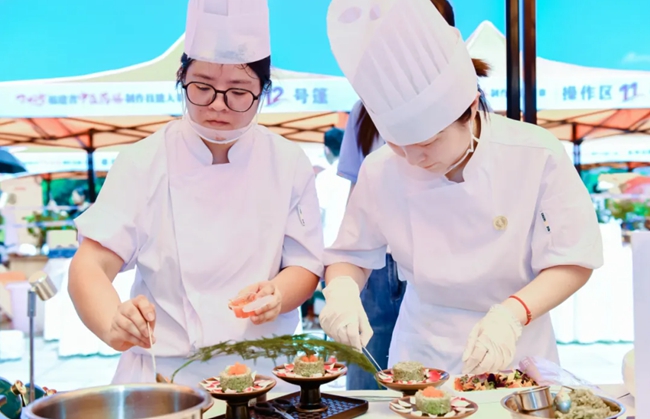 比賽現(xiàn)場，選手正在制作藥膳