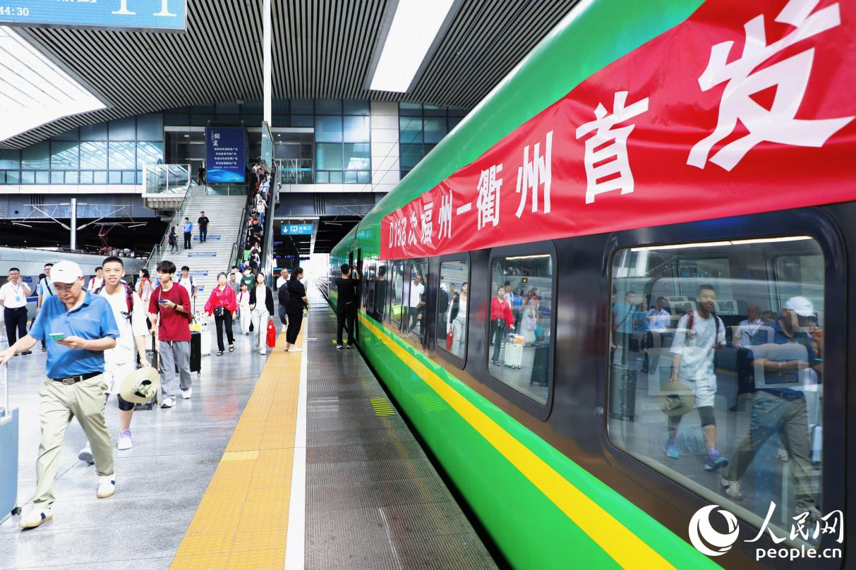 乘客在首趟“周寧有鯉號”動車組列車旁候車。人民網(wǎng) 李唯一攝