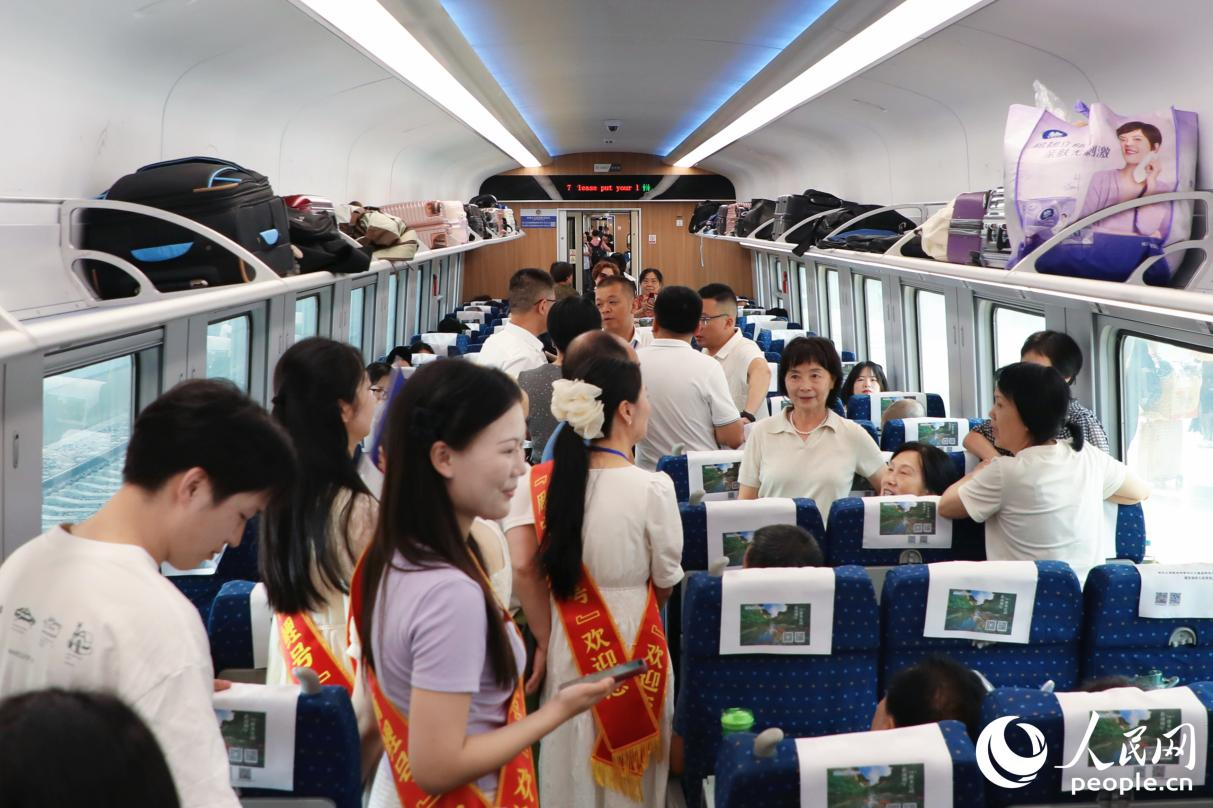 首批乘客登上“周寧有鯉號(hào)”動(dòng)車組列車。人民網(wǎng) 李唯一攝