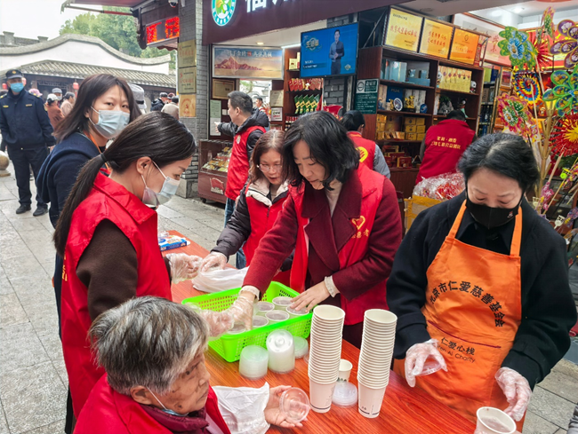 設(shè)置愛心攤位，提供免費飲水