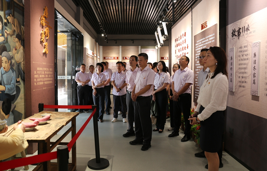黨員們參觀谷文昌廉政教育主題館。農(nóng)行漳州分行供圖