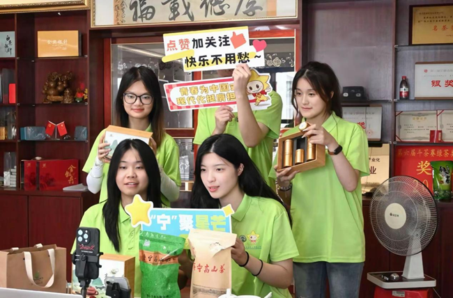 實(shí)踐隊(duì)在直播助農(nóng)、推廣壽寧高山茶