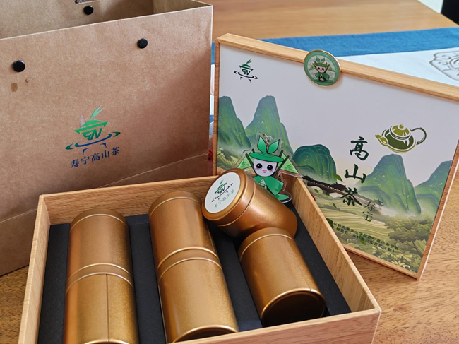 實(shí)踐隊(duì)設(shè)計(jì)的壽寧高山茶產(chǎn)品包裝、“茶小俠”IP文創(chuàng)、LOGO