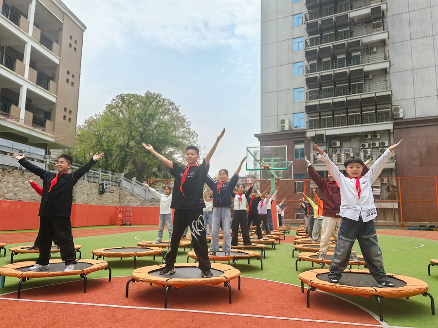福州市鼓樓第三實(shí)驗(yàn)小學(xué)在課間開展蹦床特色運(yùn)動(dòng)。福州市鼓樓第三實(shí)驗(yàn)小學(xué)供圖