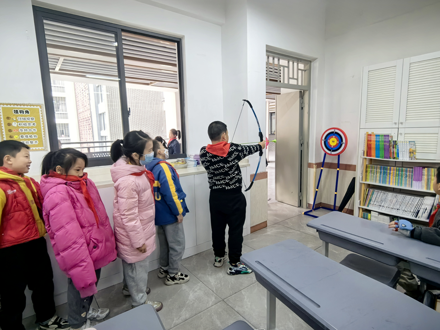 小課間，福州市達(dá)明小學(xué)學(xué)生在室內(nèi)排隊(duì)玩射擊游戲。福州市達(dá)明小學(xué)供圖
