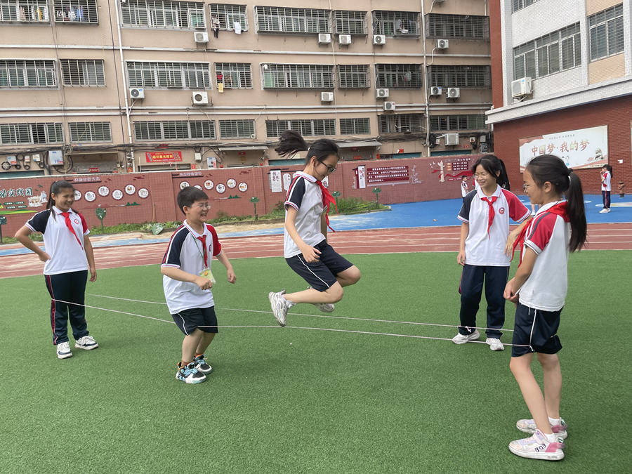 石獅市靈秀鎮(zhèn)古洋小學(xué)學(xué)生們課間在操場(chǎng)上玩“跳皮筋”。石獅市靈秀鎮(zhèn)古洋小學(xué)供圖