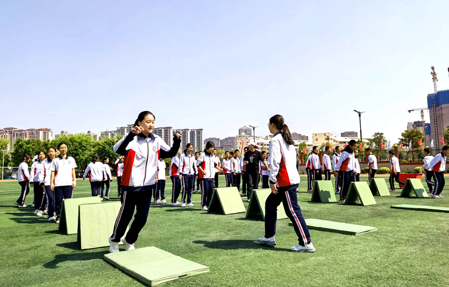 福建師范大學(xué)泉州附屬中學(xué)初中生在課間玩障礙體能跨越挑戰(zhàn)。福建師范大學(xué)泉州附屬中學(xué)供圖