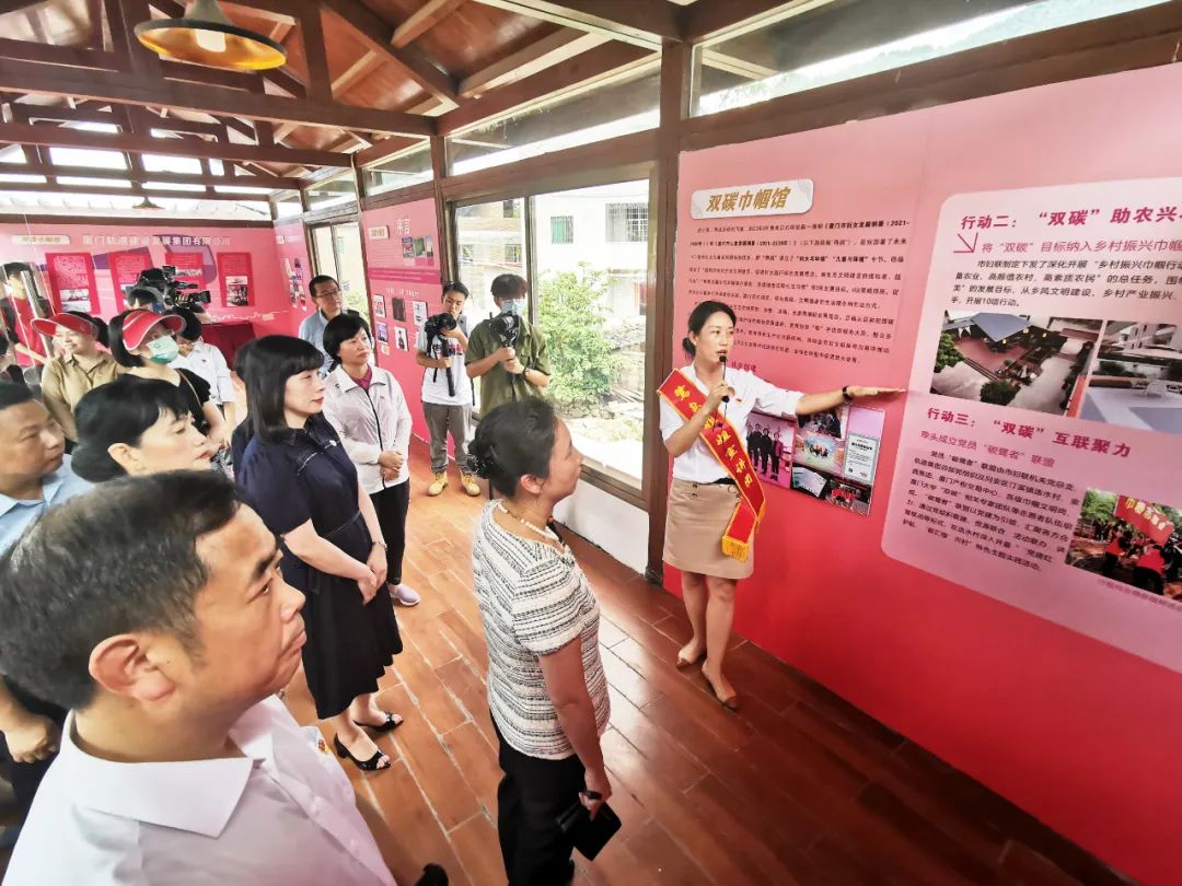 “碳中和小分隊”由女科特派聯(lián)盟等組成。圖為她們在同安區(qū)造水村“雙碳”館開展宣講。