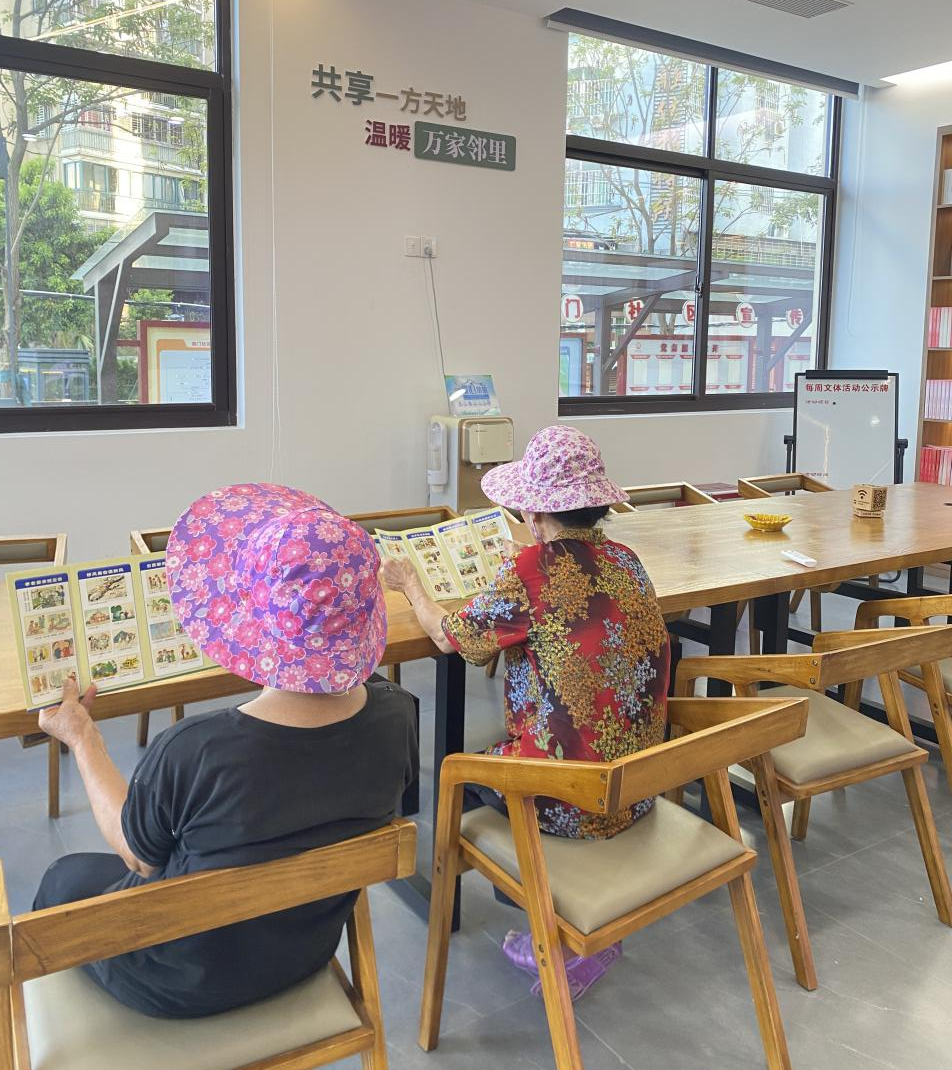 環(huán)衛(wèi)工人黃阿姨和王阿姨下班后在驛站小憩。龍江街道供圖
