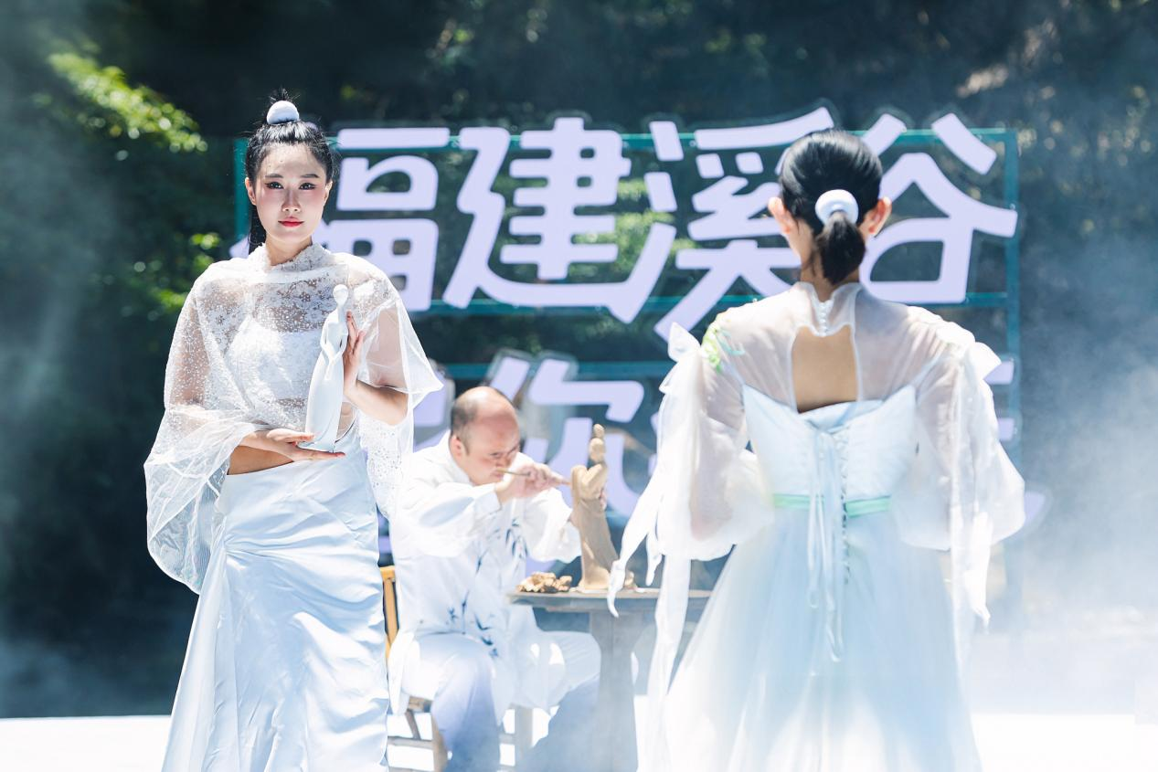 德化瓷亮相“溪谷瓷韻·花漾德化”溪谷T臺(tái)秀。主辦方供圖