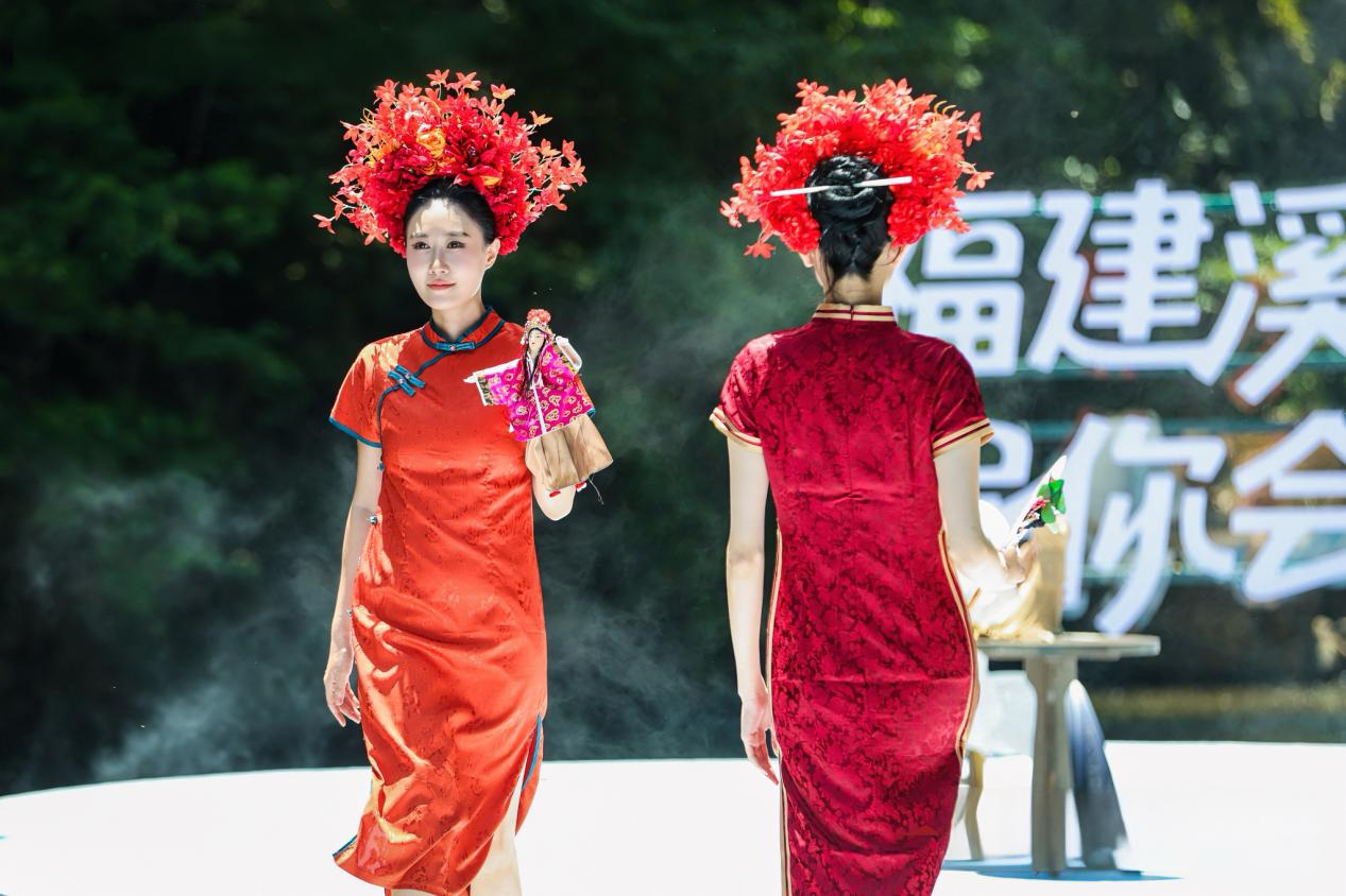 蟳埔女服飾亮相“溪谷瓷韻·花漾德化”溪谷T臺(tái)秀。主辦方供圖