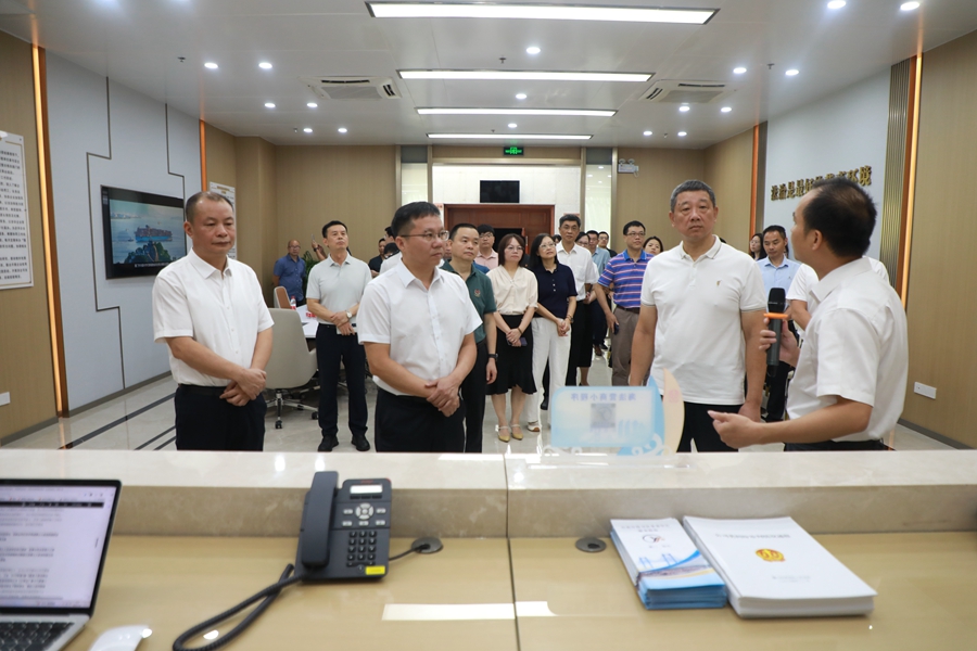 海滄區(qū)政法、職能部門相關(guān)負(fù)責(zé)人和企業(yè)代表等參觀事務(wù)中心。海滄法院供圖