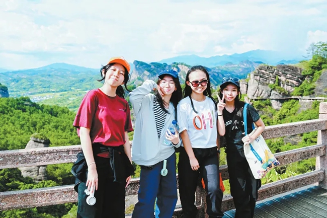 營員在冠豸山景區(qū)合影。龍巖市融媒體中心供圖