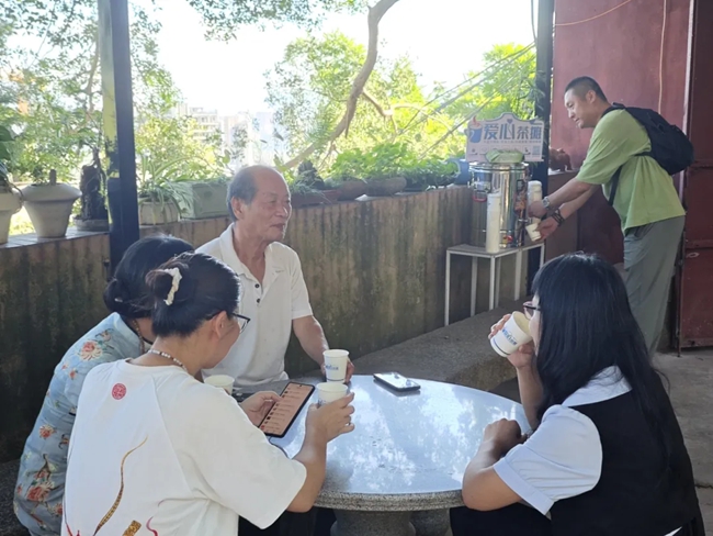 愛心茶攤邊，市民們圍坐喝茶