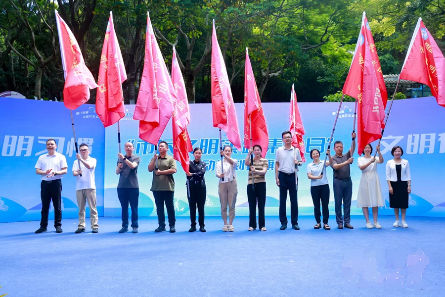 “市民文明實踐集中日”行動計劃授旗。主辦方供圖