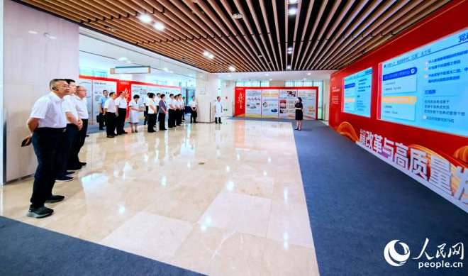 福建省九市一區(qū)、省直有關部門等醫(yī)改工作單位、醫(yī)療衛(wèi)生機構、醫(yī)改研究機構的相關負責人在龍巖市第一醫(yī)院實地調研。人民網 李昌乾攝