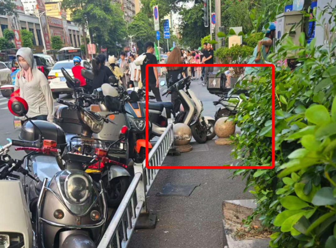 寶洲街萬達(dá)文華酒店門口人行道最窄處，出口被非機(jī)動車違停擋住。李先生攝于7月6日