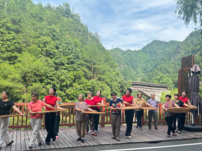 隊(duì)員教授村民特色村舞