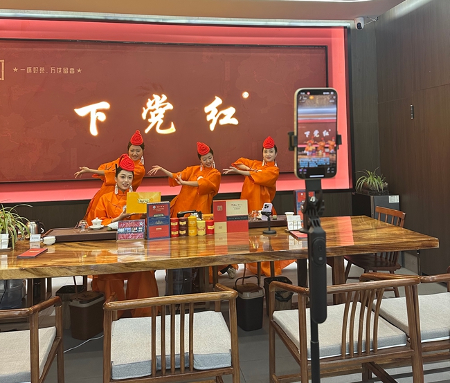 實(shí)踐隊(duì)進(jìn)行直播