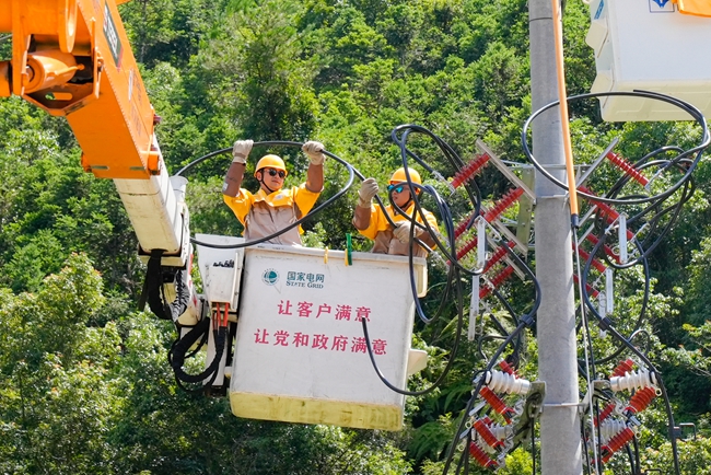 電力工人正在檢修線路設(shè)備。黃小芬攝