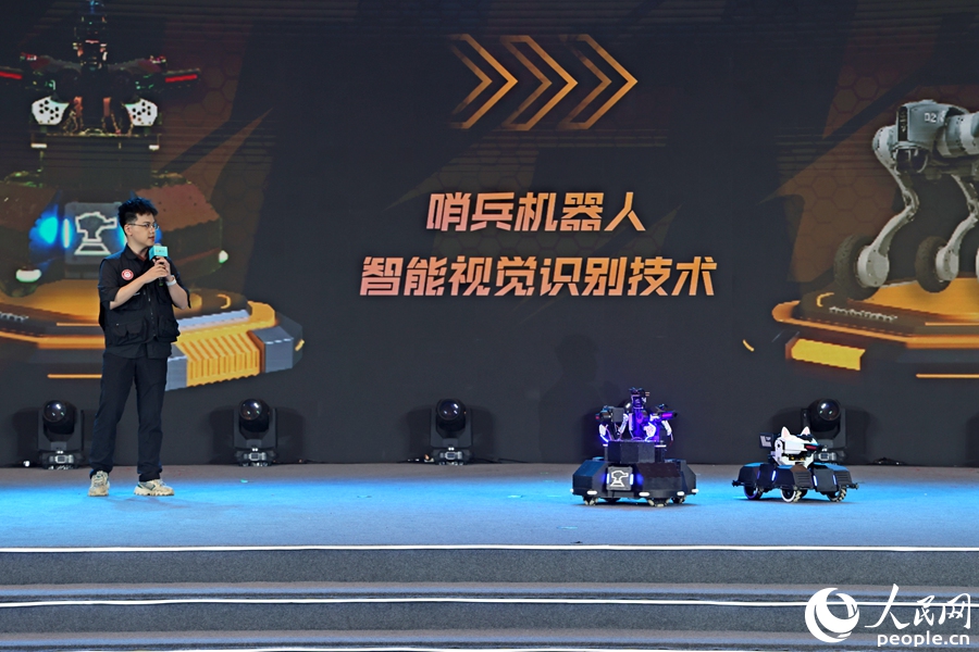 集美大學(xué)“機甲大師”機器人戰(zhàn)隊演示。人民網(wǎng)記者 陳博攝
