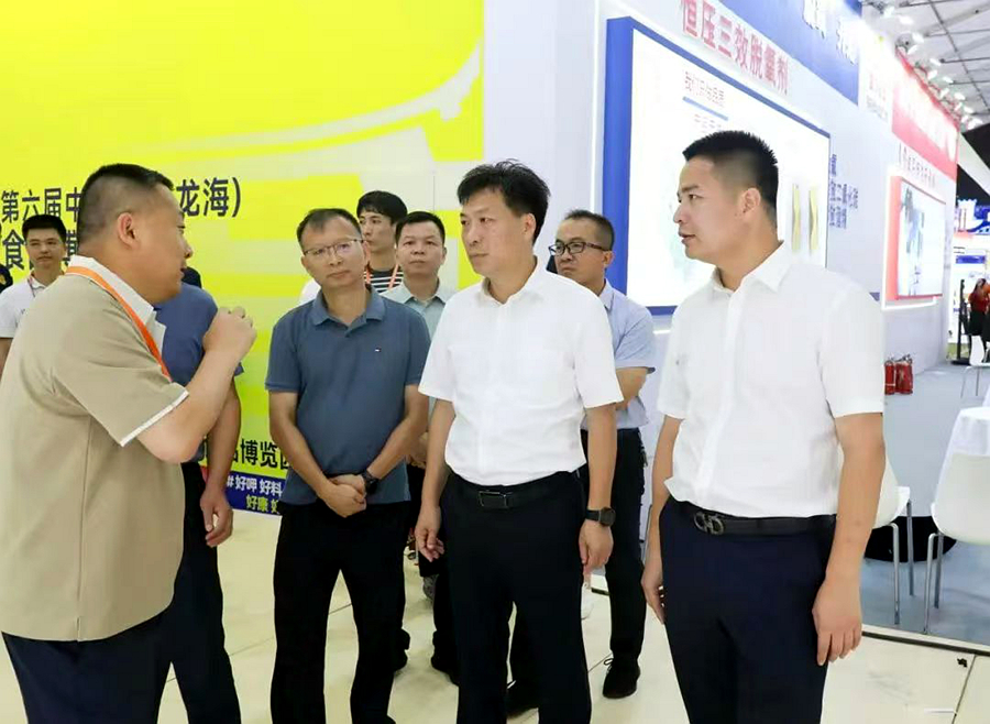 7月15日，葉毓（右二）、陳藝章（右一）帶隊(duì)檢查食博會(huì)籌備情況。龍海報(bào)道組供圖