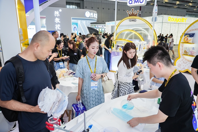 恒安集團(tuán)展區(qū)吸引不少客商參觀
