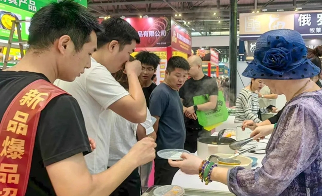 不少市民群眾在連江展區(qū)試吃