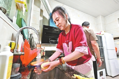 連江縣琯頭鎮(zhèn)壺江島居民用自來水洗菜做飯。記者 林雙偉攝