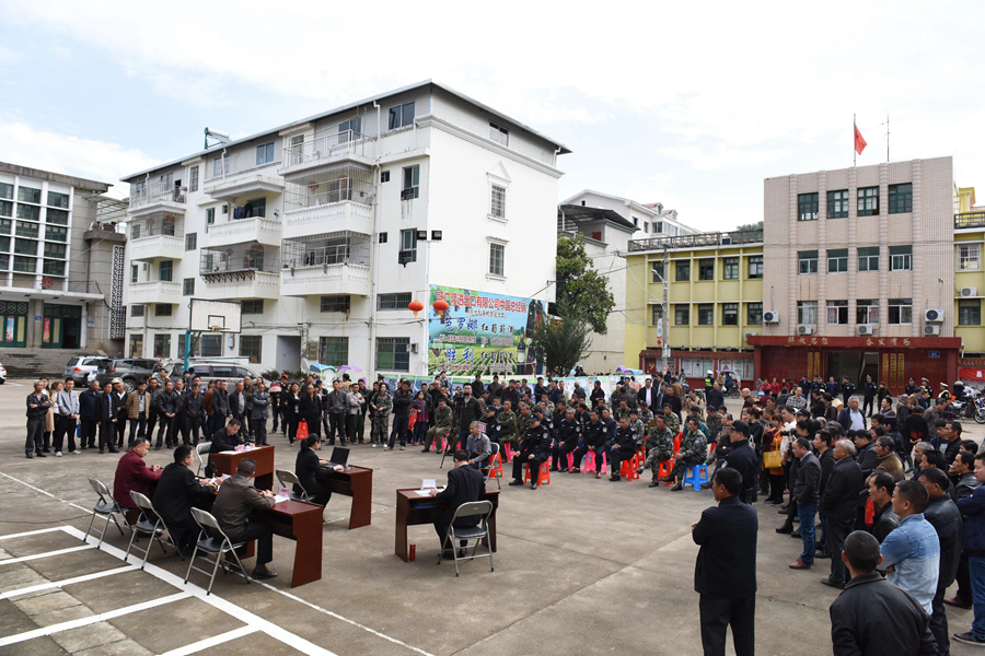 2018年，明溪縣人民法院生態(tài)巡回審判庭首次公開(kāi)審理非法獵捕案件，以案釋法（資料圖）。明溪縣人民法院供圖