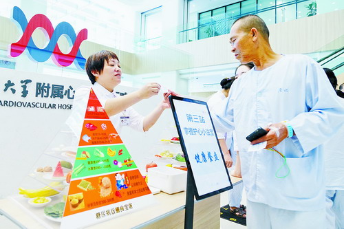 醫(yī)護(hù)人員現(xiàn)場宣講“健康餐盤”，指導(dǎo)市民“心健康”。（醫(yī)院供圖）