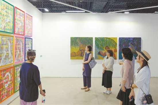 第二屆“橋連兩岸·藝術(shù)共融”（廈門）藝術(shù)展呈現(xiàn)視覺(jué)與藝術(shù)雙重盛宴。圖為市民觀展。朱毅力攝